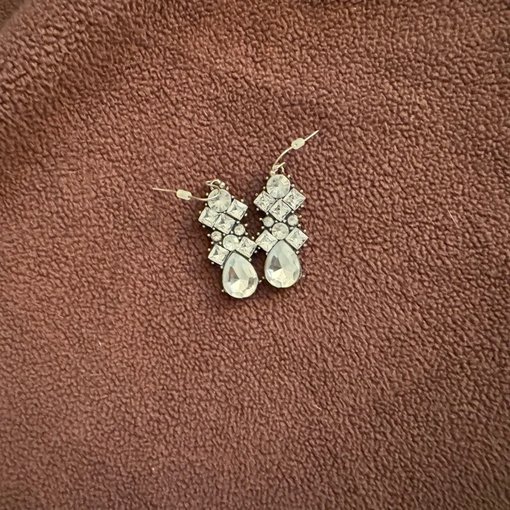 Gently used costume jewelry earrings - Picture 1 of 1